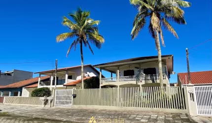 Sobrado com piscina faixa mar em Praia de Leste