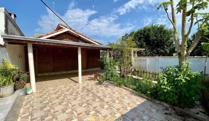 Casa com amplo jardim no litoral