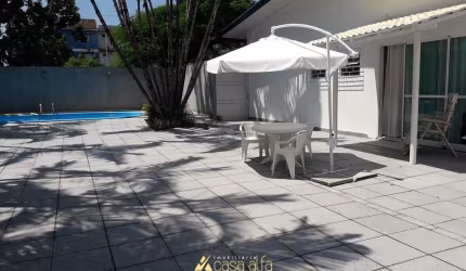 Espaçosa Casa com Piscina - Seu Refúgio de Luxo!