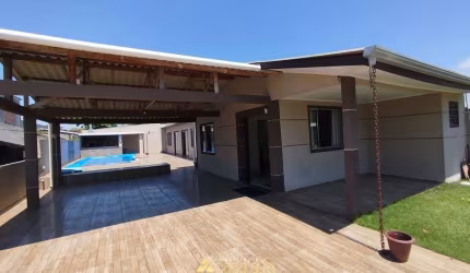 Casa 4 dormitórios com piscina em Shangrilá