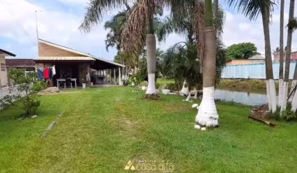 Casa  faixa mar com kitnetes em Praia de Leste