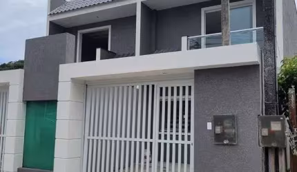 Sobrado localizado no centro de Matinhos