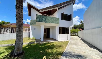 Sobrado com sobra de terreno 100m do mar