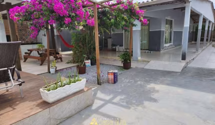 Casa terrea amplo quintal e piscina a 260m do mar