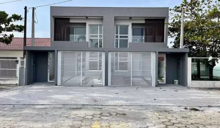 Sobrado a venda 3 suítes e piscina perto do mar