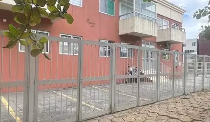 Apartamento terreo bem localizado Caiobá
