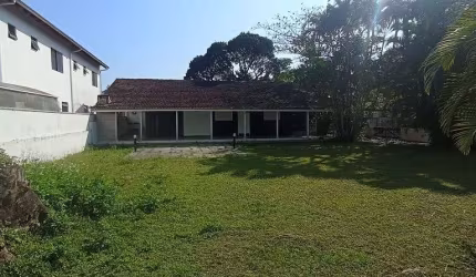 Casa a venda amplo terreno e com 03 dormitorios