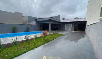 Casa com piscina lado mar em Matinhos Riviera