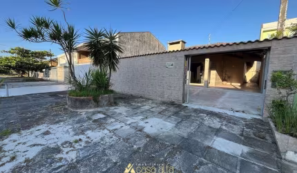 Casa quadra mar com 03 quartos em Praia de Leste