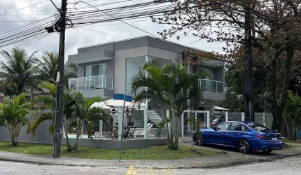 Sobrado com 03 quartos e piscina em Caiobá