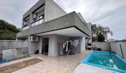 Sobrado de Esquina com Piscina na Faixa Mar