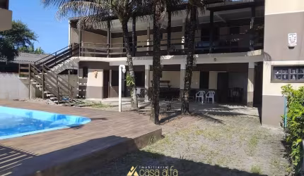 Sobrado com Piscina e 03 Dormitórios