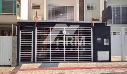 Sobrado mobiliado com 180m2 privativos e 3 quartos no Centro de Balneário Camboriú.