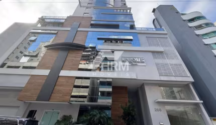 Apartamento diferenciado localizado no Centro de Balneário Camboriú e acerca de 450m da praia.