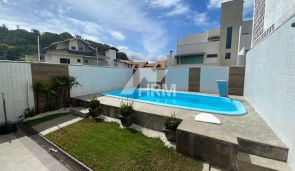 Sobrado localizado na Praia dos Amores em Balneário Camboriú, acerca de 1km da praia.