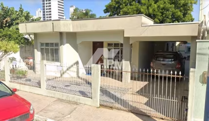 Casa de 3 dormitórios no centro de Balneário Camboriú.