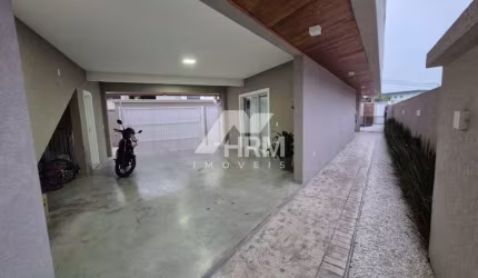 Bela casa, no Centro de Camboriú.