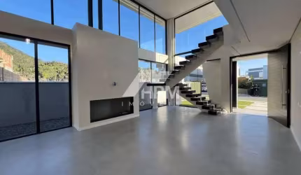 Casa em condomínio com 04 suítes.