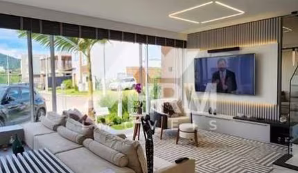 Casa em Condomínio Fechado, mobiliada e decorada, localizada no Bairro da Barra em Balneário Cambori