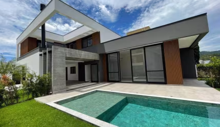Excelente casa de esquina no condomínio caledônia com 285,87,00m² de área privativa e um terreno de para | Santa Regina, Camboriú, Santa Catarina