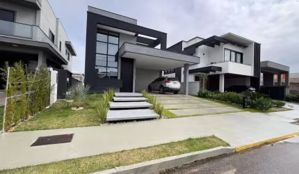 Casa térrea no Condomínio Caledônia em Camboriú, com 203m² privativos, em um terreno de 430m².