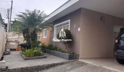 Casa com 03 dormitórios sendo 01 suíte à venda no bairro Parque São Quirino em Campinas.