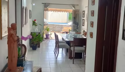 Sobrado Isolado no Jardim Helena Maria Guarujá 3 Dormitórios com 1 grande suíte com hidromassagem + 1 Banheiro Social + Sala em 3 Ambientes + Cozinha planejada com Ilha + Lavábo + 3 Vagas de Garagem P