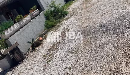 Terreno plano de esquina no Bairro Alto