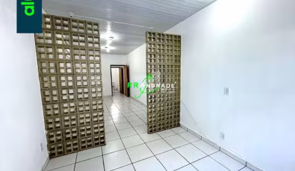 Aluga-se Cômodo Comercial na Rua Major Claudiano