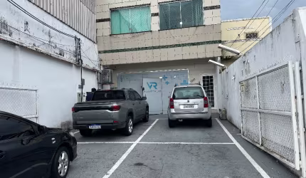 Depósito com loja na frente