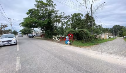 Terreno de esquina com rua pavimentada em Matinhos