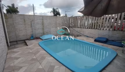 Casa com piscina proximo ao mar em Matinhos