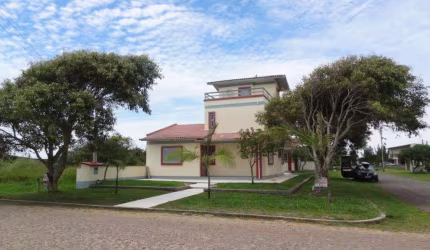 Casa 3 Dormitórios à venda no Bairro Curumim com 226 m² de área privativa