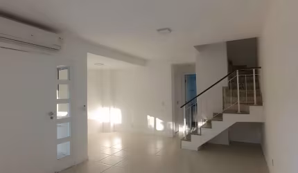 Linda casa com 5 quartos, 1 suíte em condomínio  aconchegante na Freguesia