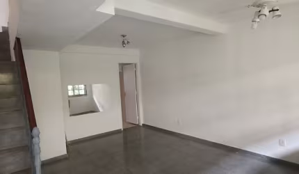 Alugo casa na Freguesia com 2 suítes em condomínio fechado