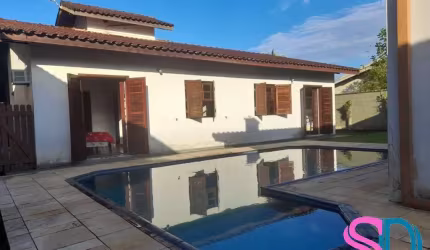 Casa com piscina, com 4 quartos e edícula, toda mobiliada, em loteamento fechado, para locação Ubatuba