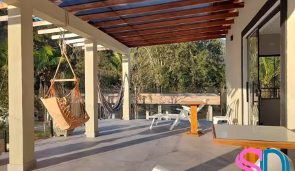 Linda casa, tipo sobrado, em condomínio fechado, Horto Florestal, Ubatuba