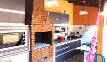 Linda casa tipo sobrado, no jardim Morumbi, em Taubaté, para venda ou permuta com imóvel em Ubatuba.