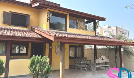 Linda casa tipo sobrado, com 4 quartos, em loteamento fechado, para venda, Ubatuba - SP