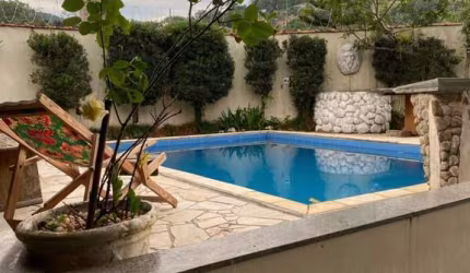 LINDO SOBRADO COM 4 DORMITORIOS E PISCINA, BAIRRO JARDIM SAMAMBAIA EM UBATUBA - SP