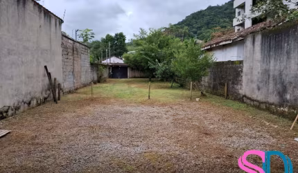 CASA EM ÁREA COMERCIAL DE UBATUBA