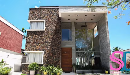 Casa de alto padrão, com 05 suítes, piscina, jacuzzi e sauna, a poucos metros da Praia da Lagoinha, em Ubatuba - SP