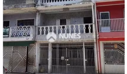 Sobrado com 3 dormitórios e amplo terraço no IAPI