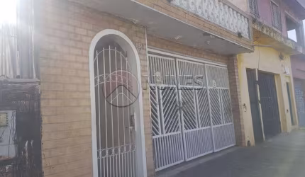 Casa assobradada no Jd. Bandeiras com varanda e 03 dormitórios.