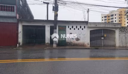 Terreno com casa antiga na Av Flora