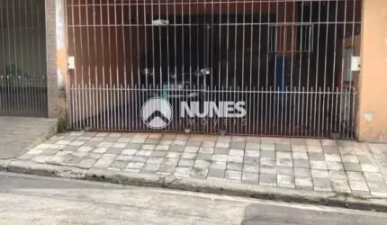 Casa assobradada de 02 dormitórios com edícula e ótima localização.