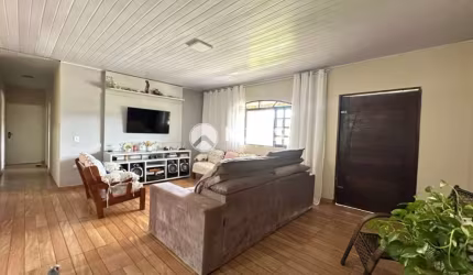 CHACARA EM SÃO ROQUE!  Terreno de 5.000 metros,  2 casas, 1 salão e 3 cocheiras