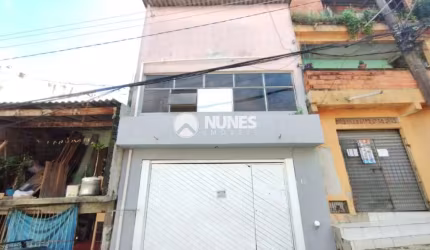 próximo a escolas, comércios em geral e ponto de ônibus.