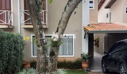 Amplo Sobrado em condomínio fechado