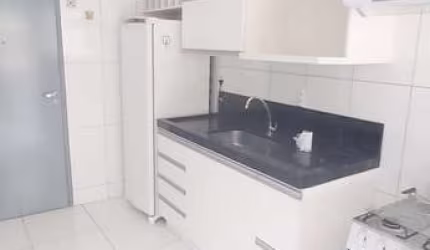 Apartamento 2 Q. Cozinha mobiliada. Com armários. Próximo Praça Universitária
